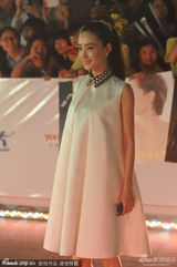 组图：上海电视节红毯 素颜美女王丽坤白裙亮相