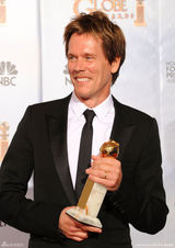 高清组图：凯文-贝肯获电视类影帝 手捧奖杯很开心