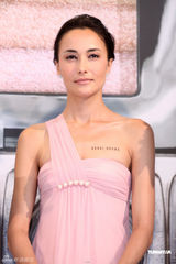 幻灯图：Lisa.S粉红礼服代言 与吴彦祖新婚展甜蜜