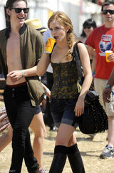 高清图：艾玛-沃特森热裤亮相音乐节 不慎走光