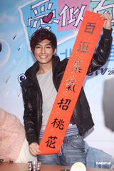 组图：《爱似百汇》签名会 炎亚纶称辰亦儒劳碌命