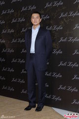 组图：李亚鹏离婚后香港露笑容 刘嘉玲贵妇装扮