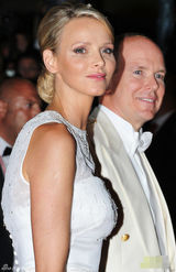 组图：摩纳哥王储大婚 王妃珍珠婚纱典雅华贵赛凯特