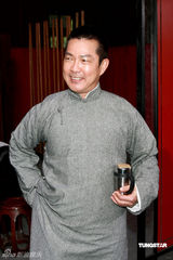 组图：黄奕旗袍装显温婉气质 廖碧儿红衣似女鬼