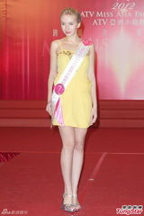 组图：尚格云顿助阵2012亚姐竞选赞佳丽优雅