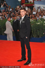 组图：《不顾一切》首映 埃夫隆帅气编剧美背抢镜