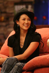 幻灯图：章子怡做客《黄加李泡》 赤脚上阵秀球技