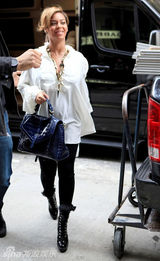 组图：准妈妈碧昂斯白衫现身孕味足 仍穿高跟鞋