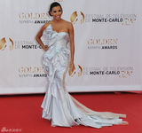 组图：伊娃-朗格利亚性感抹胸露背礼服亮相