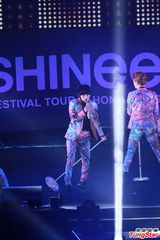 组图：韩国组合SHINee花衫开唱 台上劲歌热舞