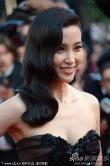 组图：李冰冰戛纳走秀长裙曳地露酥胸