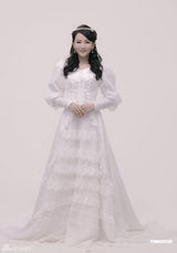 组图：诸葛梓岐婚纱照曝光 亲自设计嫁衣