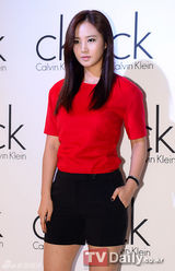 组图：少时Yuri李瑶媛等韩星出席品牌开业典礼