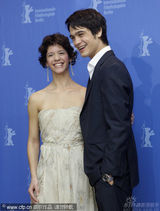 幻灯图：《吹口哨》柏林记者会 男女主角亲昵不避嫌