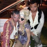 组图：55岁麦当娜携男友庆生 穿着豪放姿势撩人