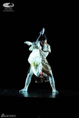 组图：《千手观音》梦幻舞台高难舞蹈惊艳全场