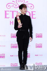 组图：SHINee帅气出席新香水发布会