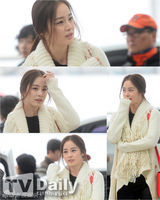 组图：金泰熙白衣紧身裤帅气现身机场飞上海