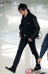 组图：张东健全黑装赴日 低调亲和打招呼
