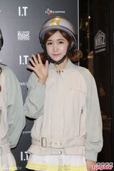 组图：韩女团CRAYON POP访港 大肆购物开心