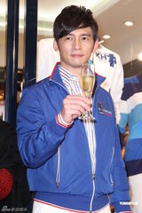 组图：王阳明出席品牌活动 获温升豪赞身材好