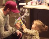 组图：贝克汉姆逗爱女玩泡泡照萌翻网友