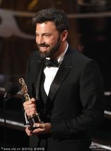 组图：《逃离德黑兰》获最佳影片 阿弗莱克吻妻