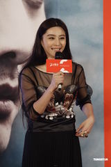 组图：倪妮素颜低调支持冯绍峰范冰冰新片