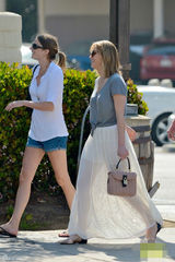 组图：詹妮弗-劳伦斯短发清爽 透视裙秀大腿