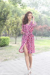 组图：韩雨芹时尚街拍玩撞色搭配