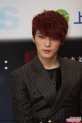 组图：韩国人气偶像金在中亮相上海魅惑帅气