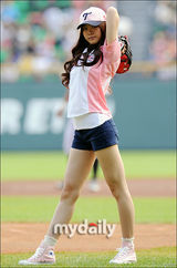 组图：韩女子组合A pink任棒球赛开球员粉红可爱