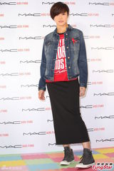 组图：何韵诗自曝生子计划 认两岁小帅哥做老公