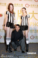 组图：梁汉文续约金牌大风 获赠价值二十万金表