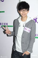 组图：胡夏香港签唱会与粉丝互动玩捆绑游戏