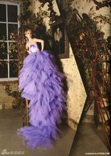 组图：滨崎步新娘装似芭比 爆乳装上围丰满