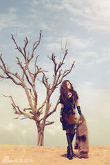 高清组图：阿兰荒原骑骆驼 气质高贵展异域风情