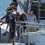 组图：暮光女穿军装现身片场 手拿酒瓶悠闲垂钓