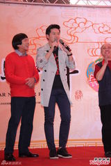 组图：《大稻埕》沿街发红包 猪哥亮隋棠亮相