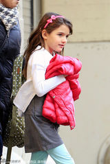 组图：小苏瑞放学回家 一身粉白装漂亮又可爱