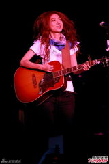 组图：陈绮贞红馆开唱 火红礼服上演女女热吻