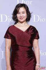 组图：钟楚红张曼玉同台亮相 全智贤露香肩