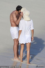 奥利维亚携未婚夫沙滩湿身肉搏 野性陶醉忘我