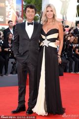 组图：女星瑞卡开幕红毯低胸黑白裙秀深沟