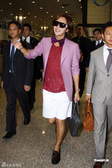 组图：张根硕红衣抵台大送飞吻 粉丝疯狂