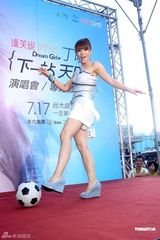 幻灯组图：丁当挑战“下一站” 出道四年首次办个唱