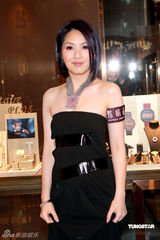 幻灯图集：杨千嬅黑礼服妩媚出镜 尽显熟女风韵