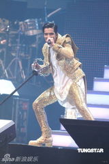 组图：萧敬腾唱《black or white》 向杰克逊致敬