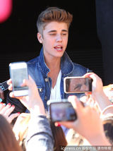 组图：比伯当街献唱谢歌迷 小天王自恋摸发