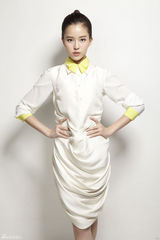 组图：温心再掀英气时尚风 束发白裙飒爽